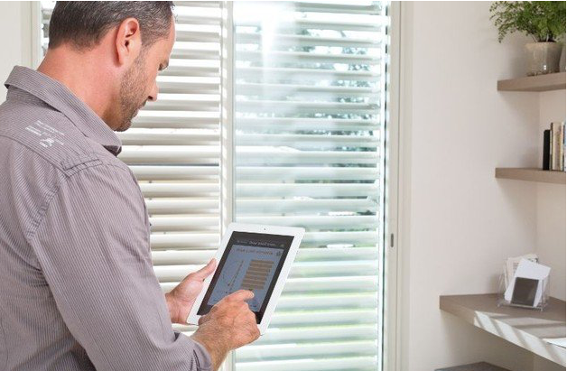 quarto com automação de cortinas