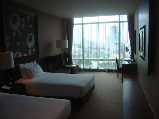 Economia e Estilo: Otimizando a Iluminação Natural com Paredes de Vidro