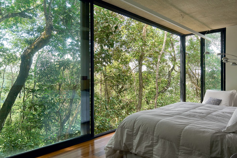 quarto com parede de vidro