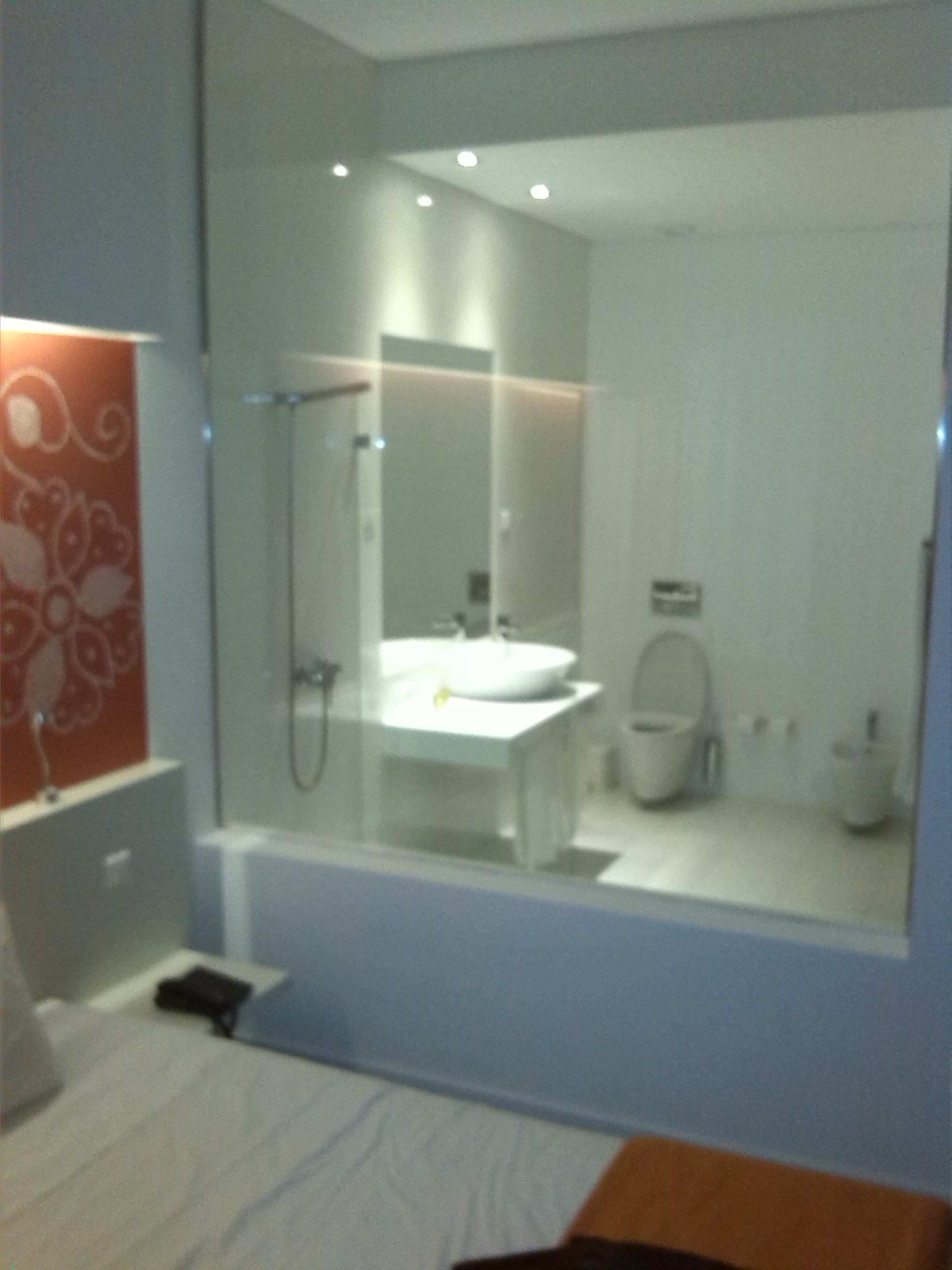 Economia e Estilo: Otimizando a Iluminação Natural com Paredes de Vidro