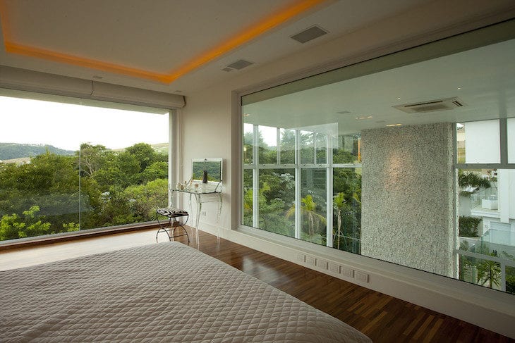 Economia e Estilo: Otimizando a Iluminação Natural com Paredes de Vidro