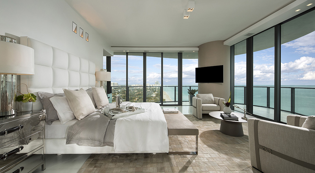 quarto com parede de vidro