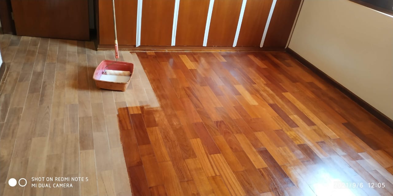 quarto com piso de taco restaurado