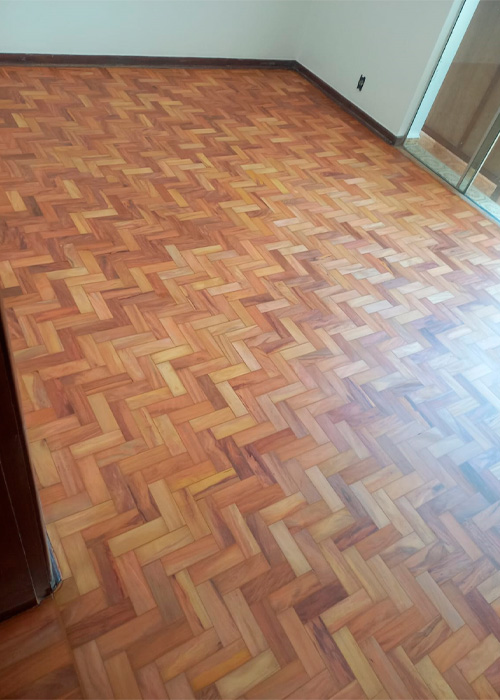 quarto com piso de taco restaurado