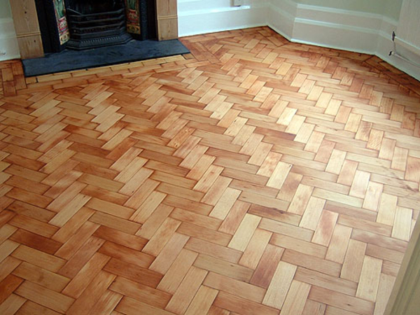 quarto com piso de taco restaurado