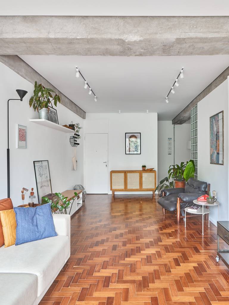 quarto com piso de taco restaurado