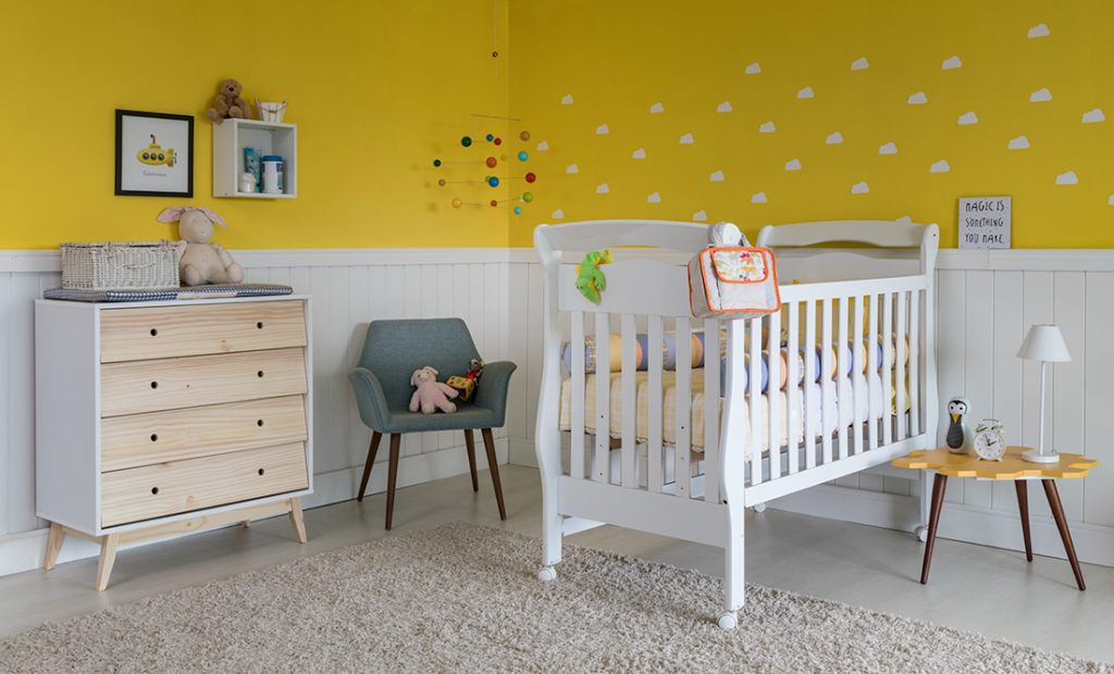quarto de bebê cinza e amarelo