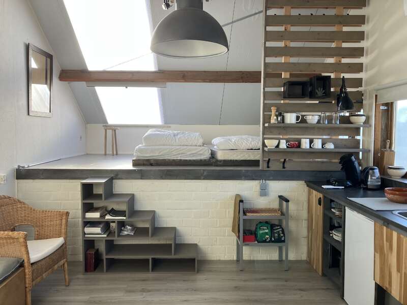 Materiais Aparentes: O Segredo do Estilo Industrial no Quarto Loft