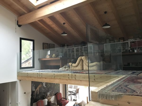 Cores e Texturas: O Segredo para um Quarto no Sótão Mais Amplo e Aconchegante