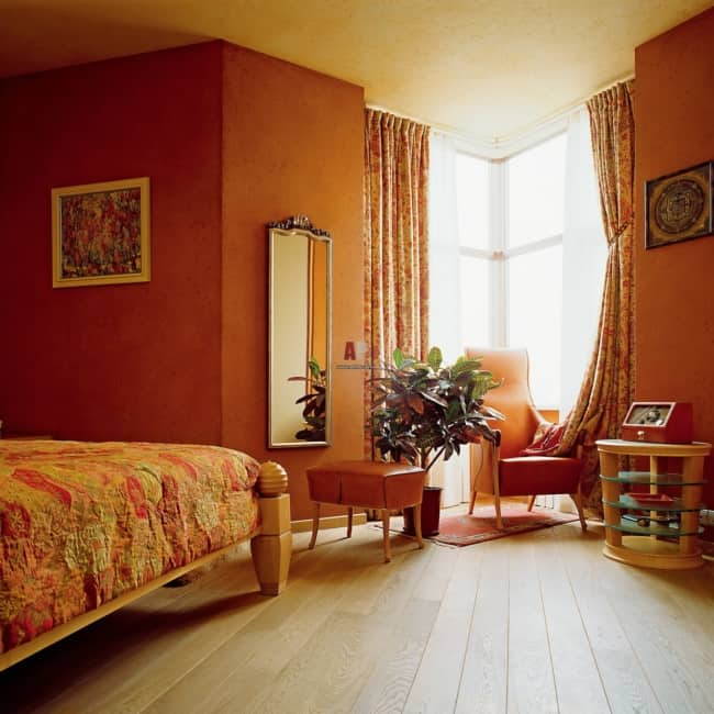 quarto terracota e madeira
