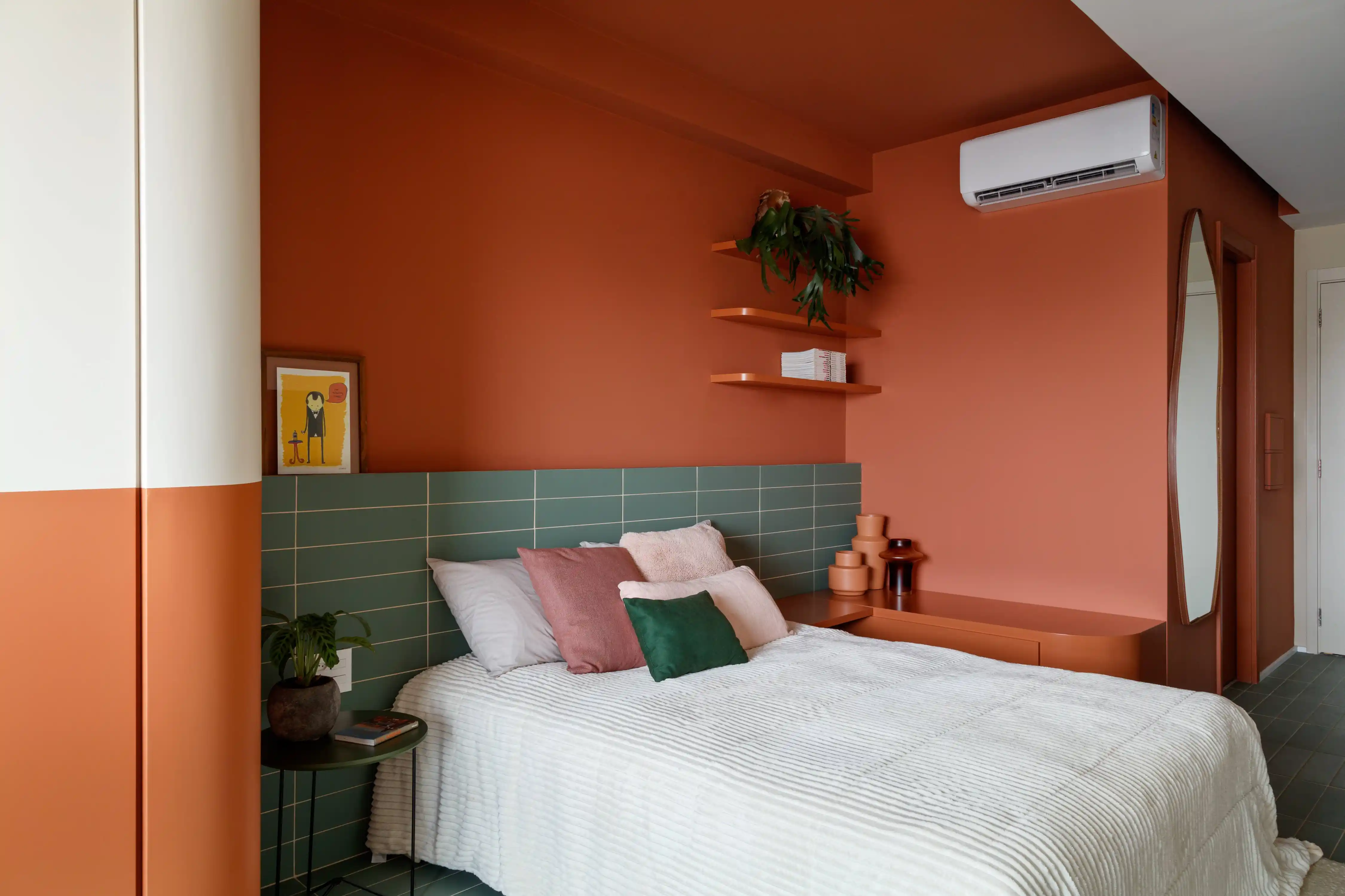 Detalhes que Transformam: Acessórios e Metais para Quarto Terracota