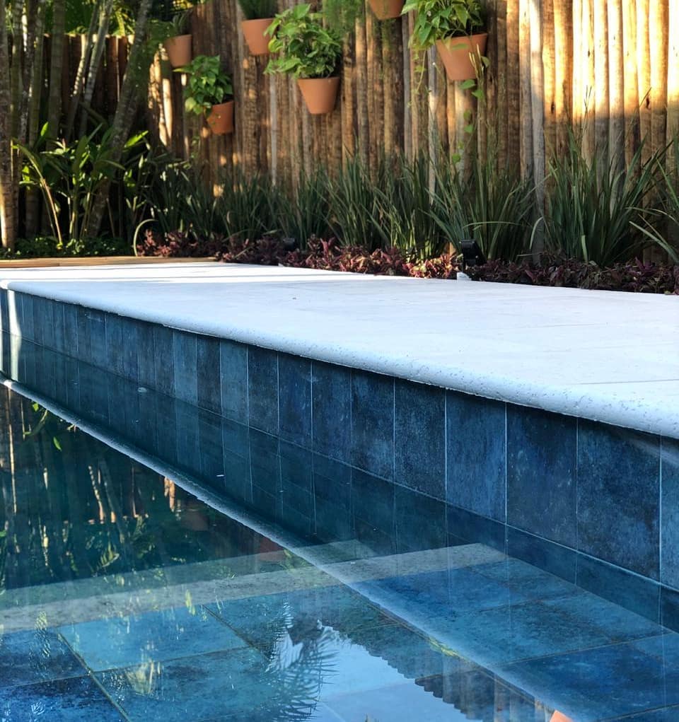 Pedras naturais vs. cerâmica: qual o melhor revestimento para sua piscina?