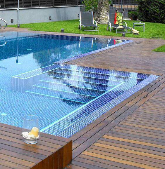 Como escolher o piso antiderrapante ideal para a borda da sua piscina