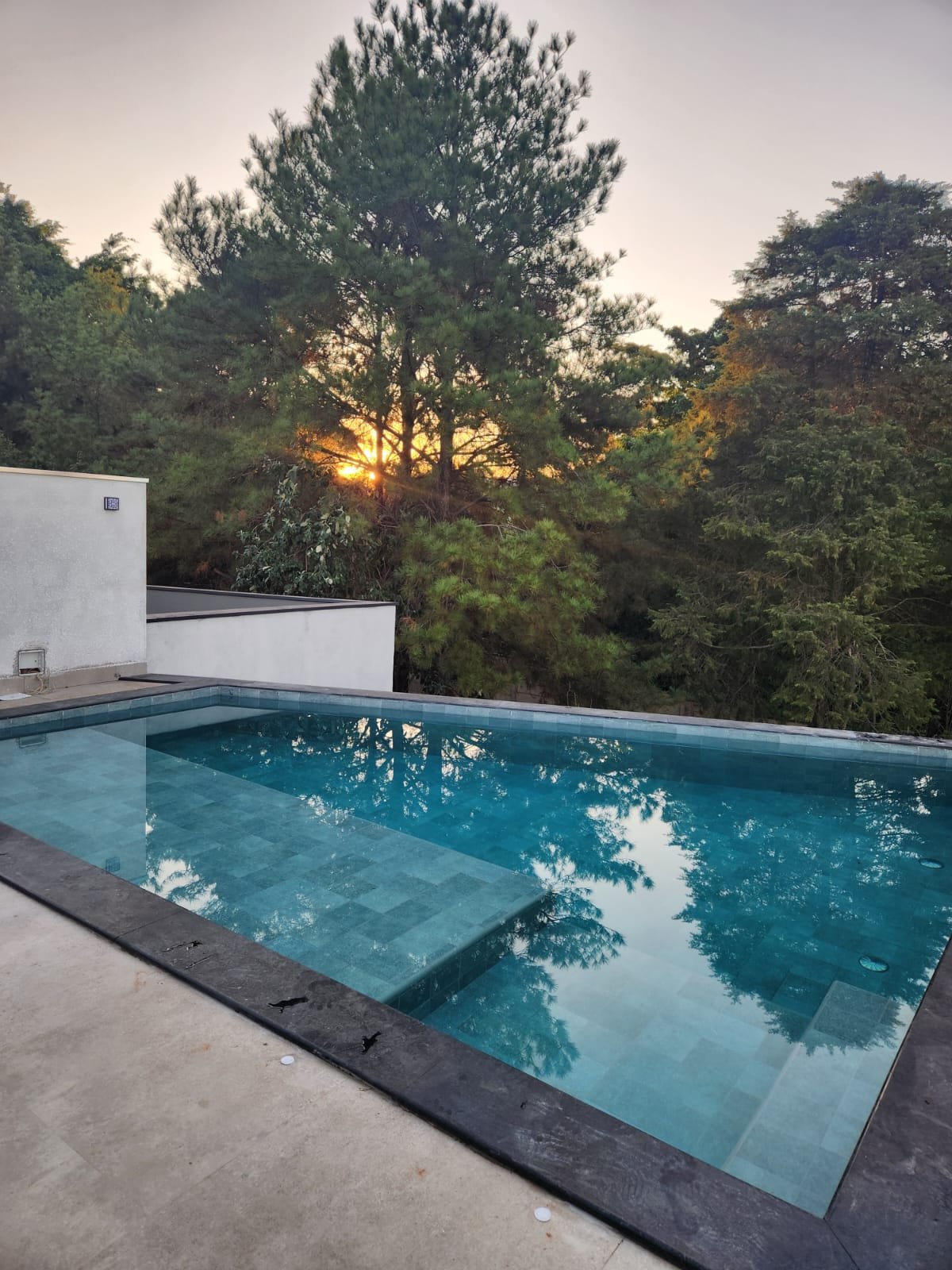 Tendências de cores e materiais para piscinas em 2026