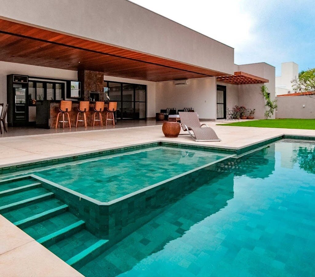 Guia completo de preços: quanto custa revestir sua piscina com diferentes materiais