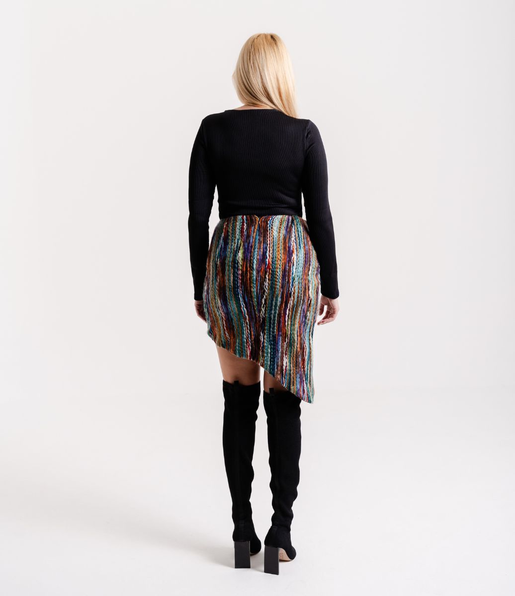 Tendência 2026: Como Usar a Saia de Cetim Assimétrica