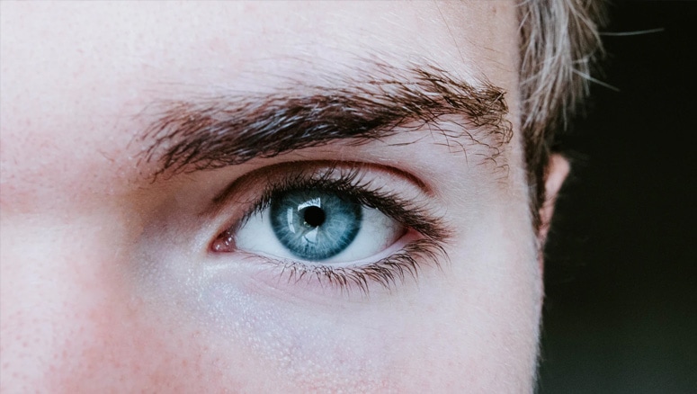 Depilação com linha ou cera: qual a melhor opção para sobrancelha masculina?