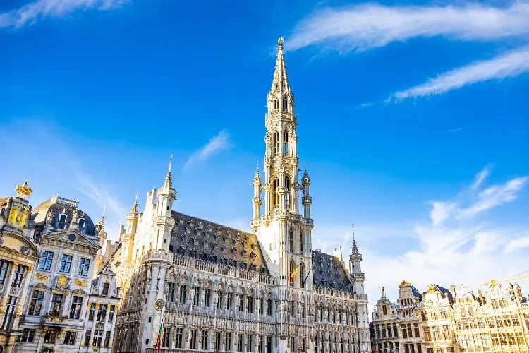 Descubra a História e os Trajes do Manneken Pis em Bruxelas