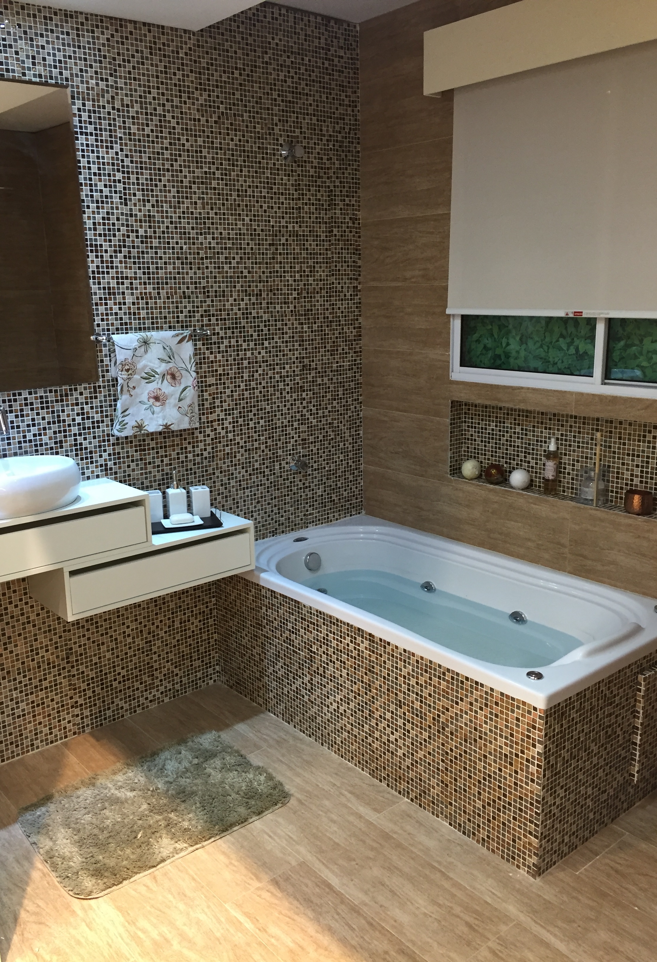 inspiração banheiro pequeno com banheira