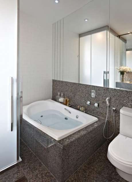 banheiro com banheira pequena