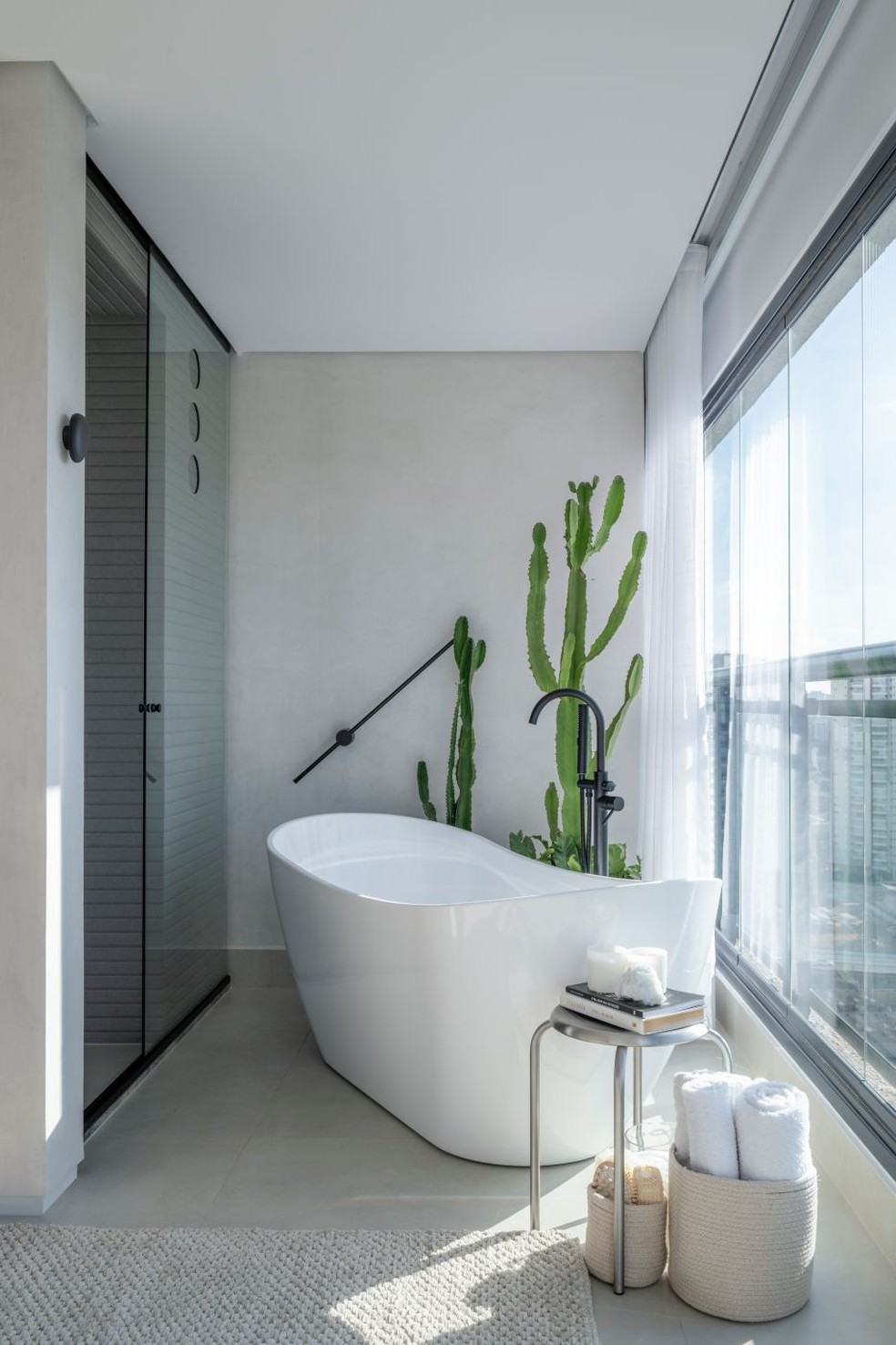 banheiro com banheira pequena