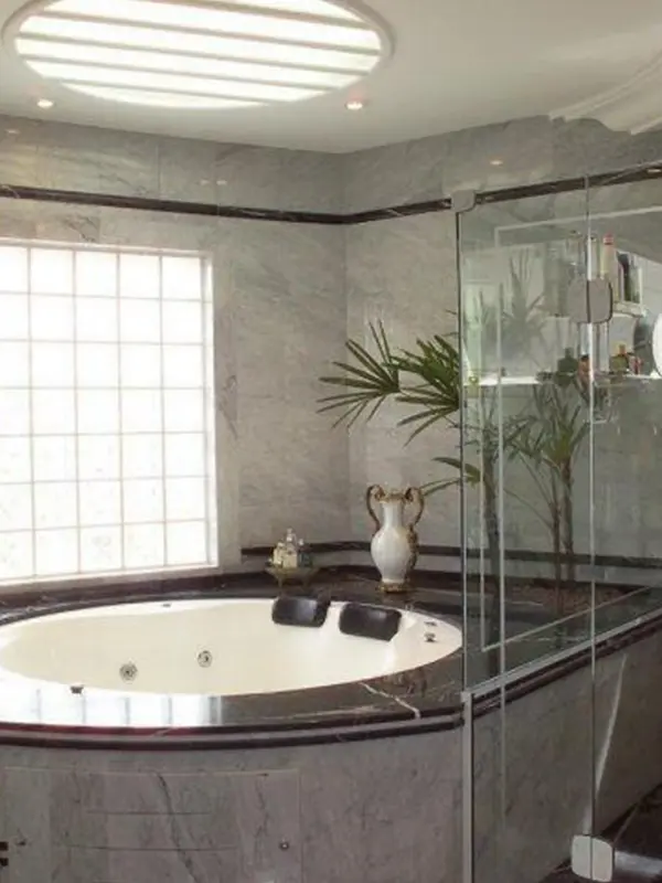 inspiração banheiro pequeno com banheira