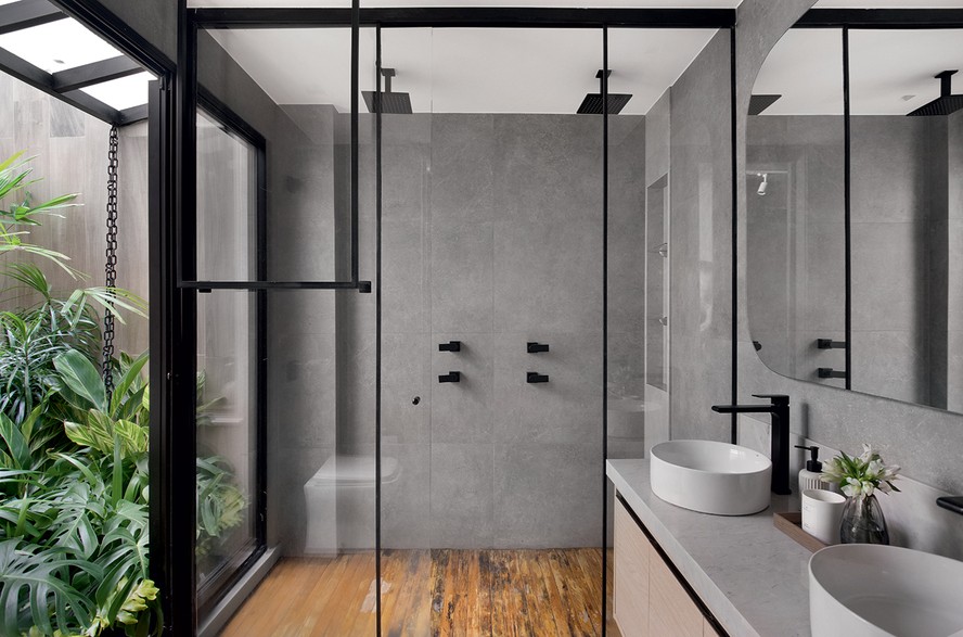 banheiro com jardim de inverno