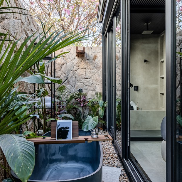 banheiro com jardim de inverno