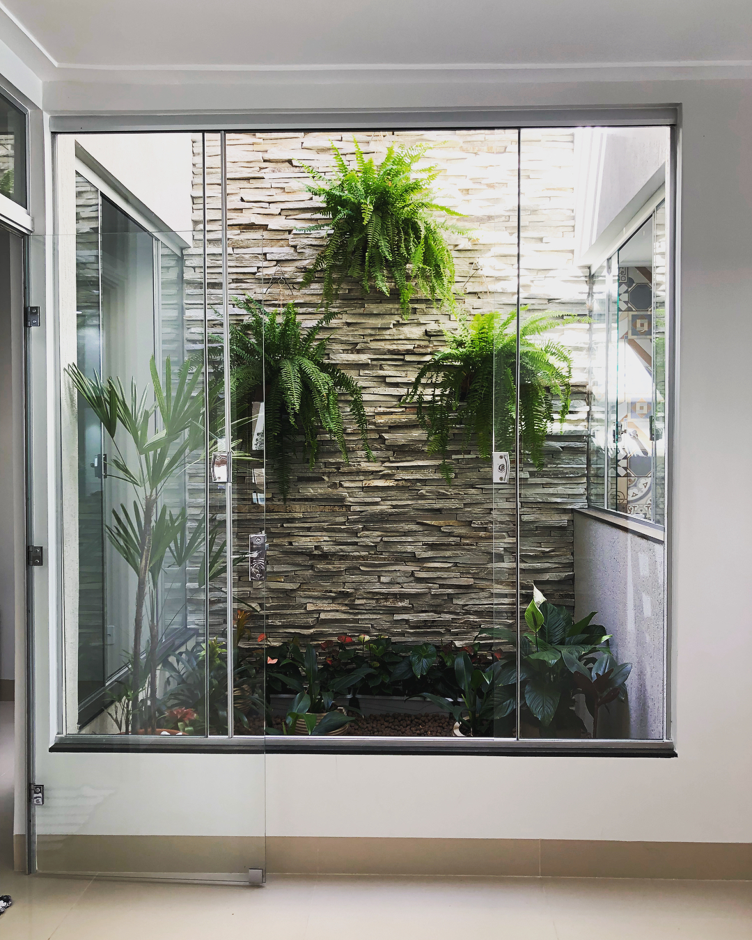 jardim de inverno no banheiro vs jardim externo