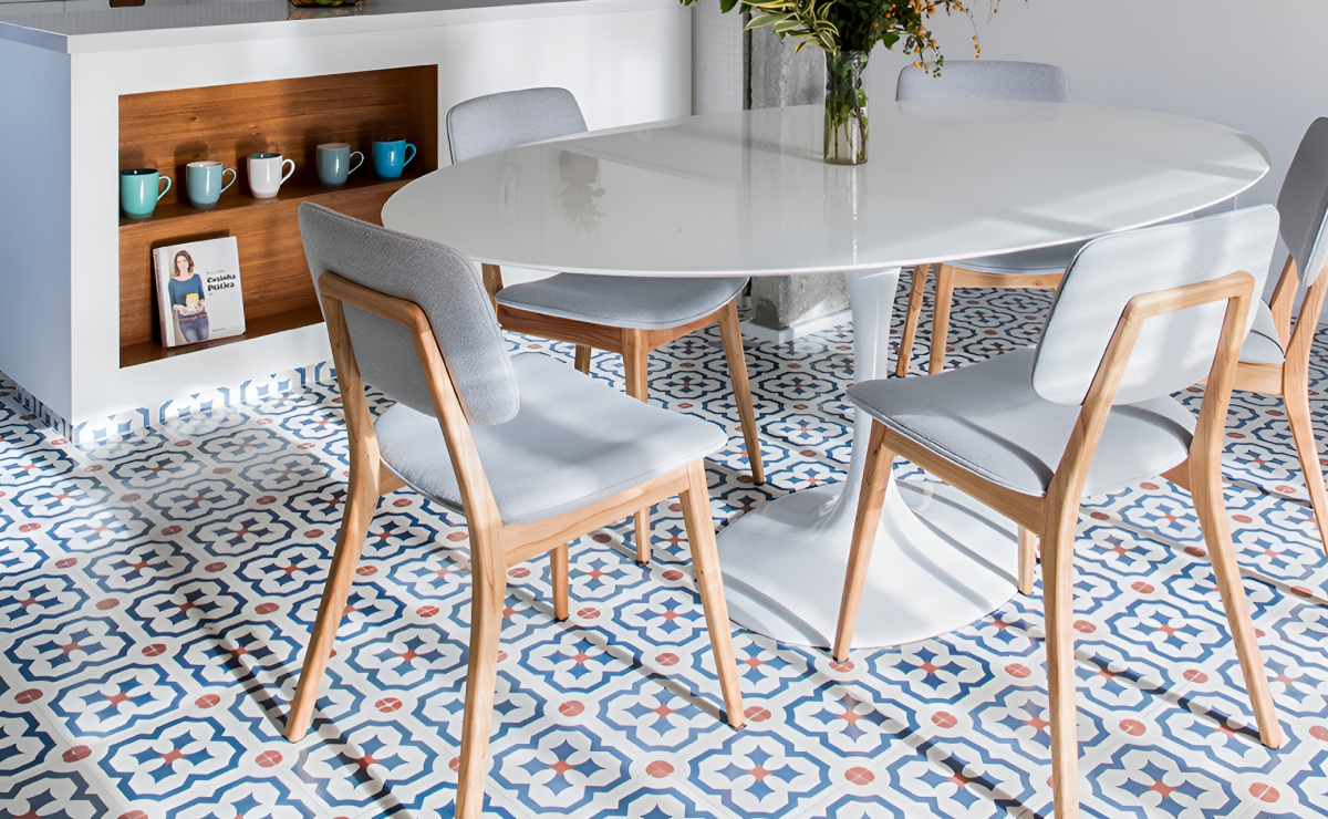 ladrilho hidráulico vs porcelanato no banheiro