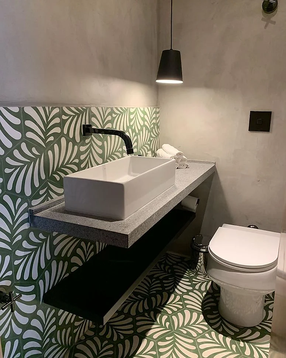 banheiro com ladrilho hidráulico