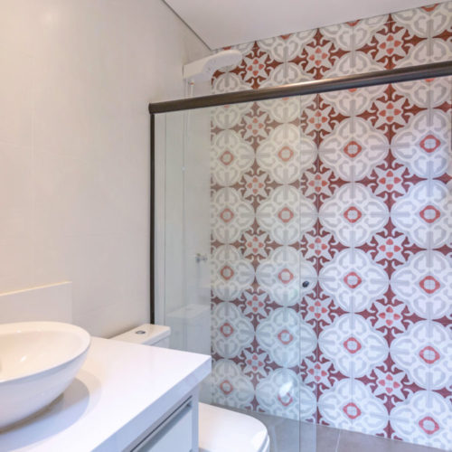 ladrilho hidráulico vs porcelanato no banheiro