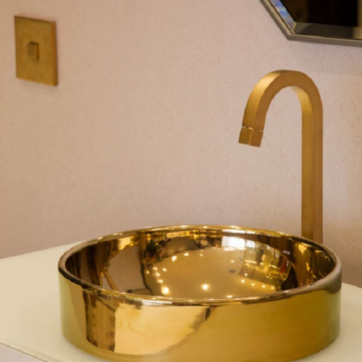 quanto custa decorar um banheiro com detalhes dourados