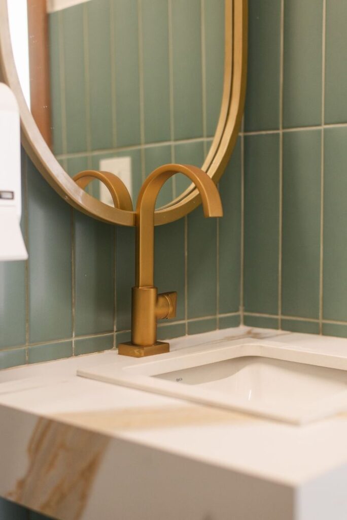 quanto custa decorar um banheiro com detalhes dourados