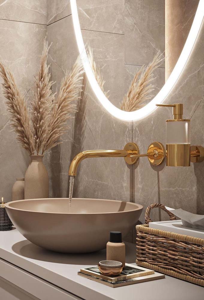 erros comuns ao decorar banheiro com dourado