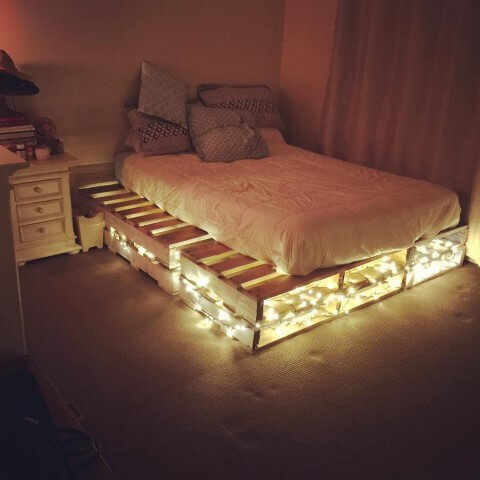 cama de madeira com led