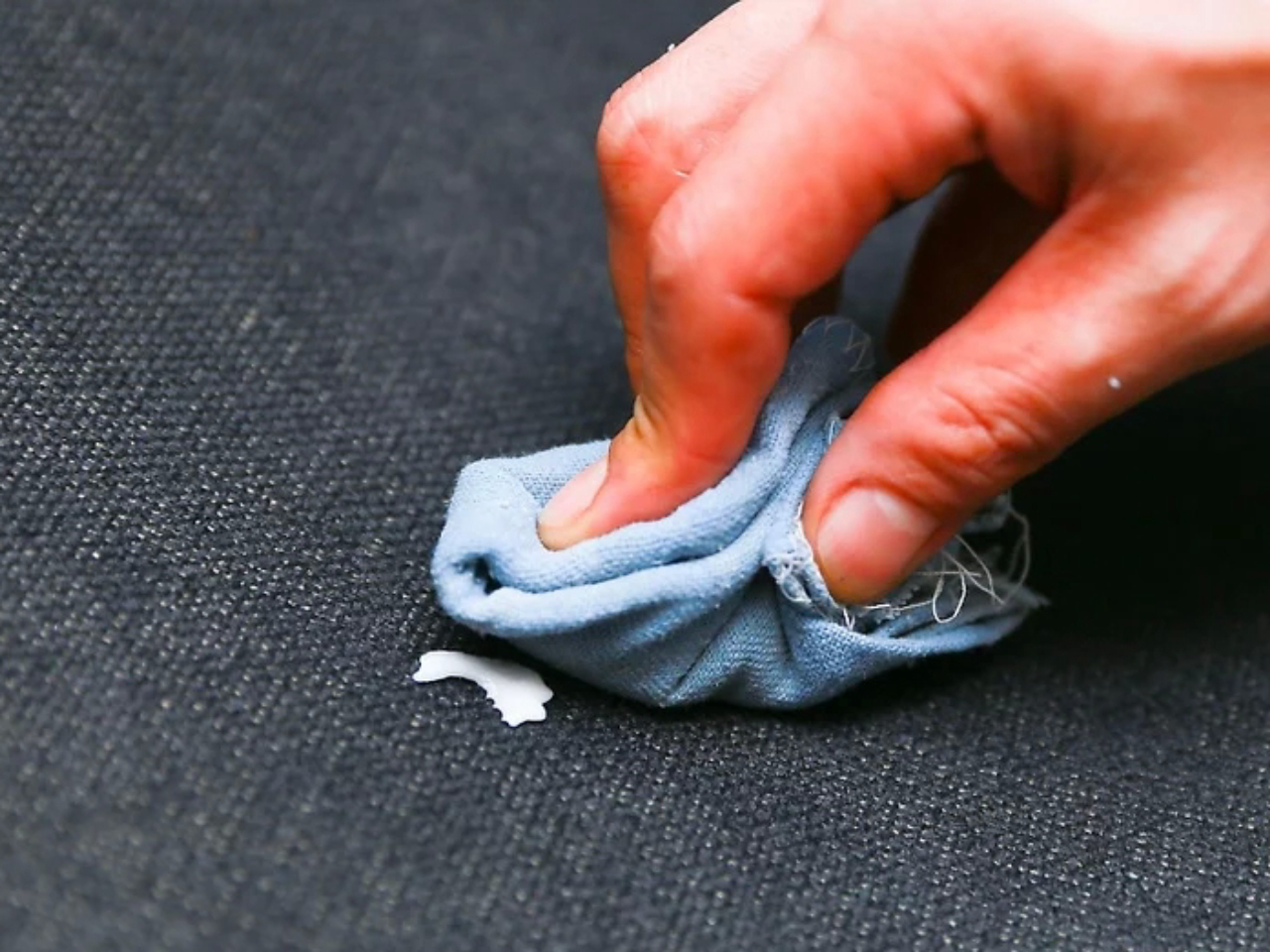 melhores dicas para tirar chiclete da roupa