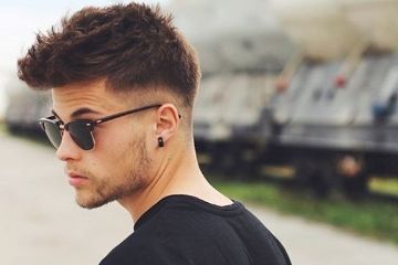 corte de cabelo masculino com óculos redondos