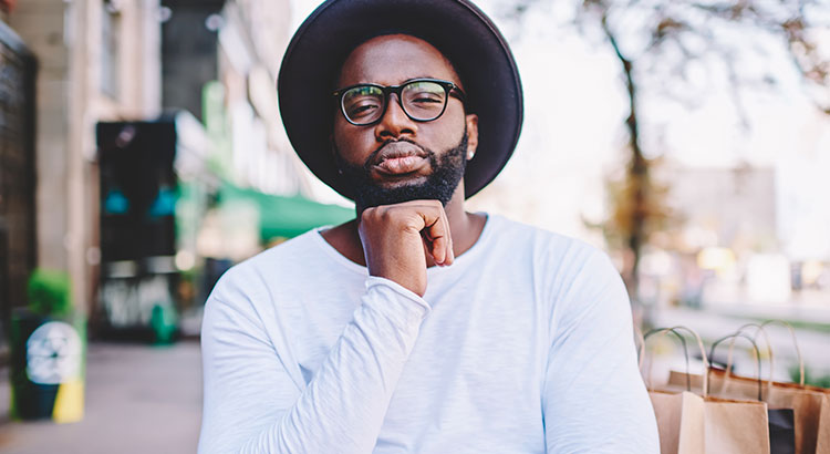 melhores cortes de cabelo masculino para quem usa óculos