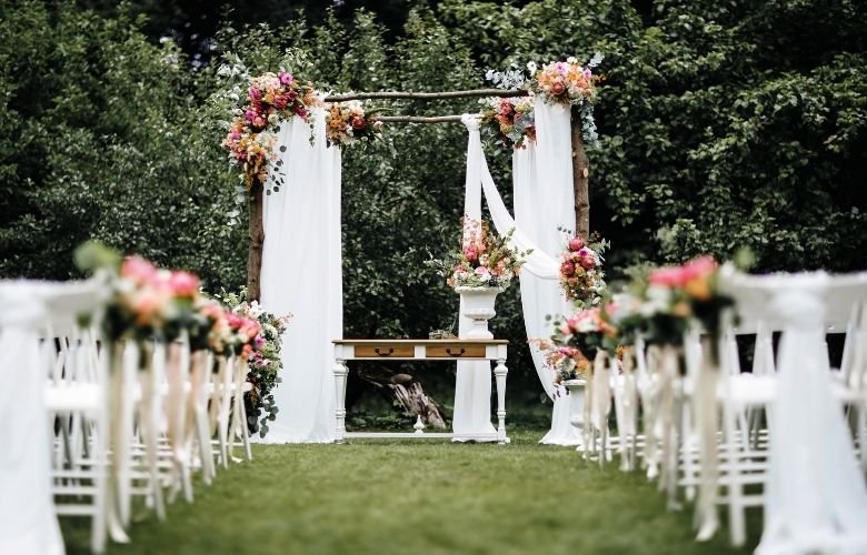 decoração de noivado rústico vs minimalista