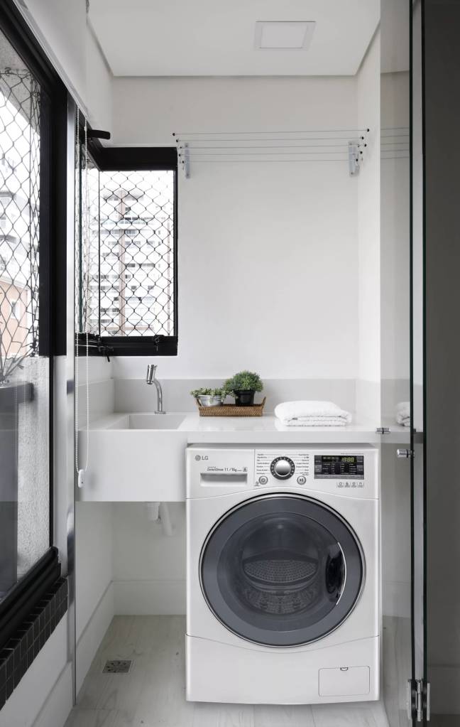 como organizar lavanderia pequena com máquina de lavar