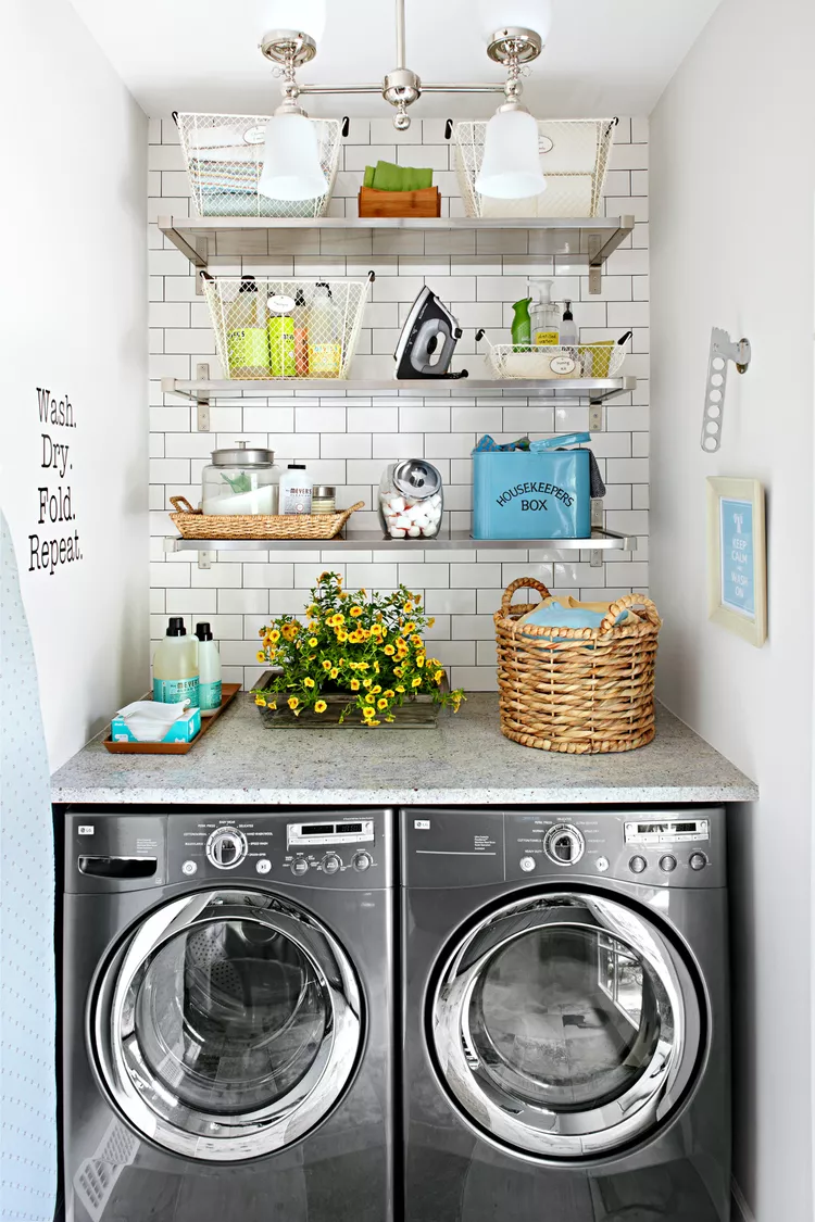 como organizar lavanderia pequena com máquina de lavar