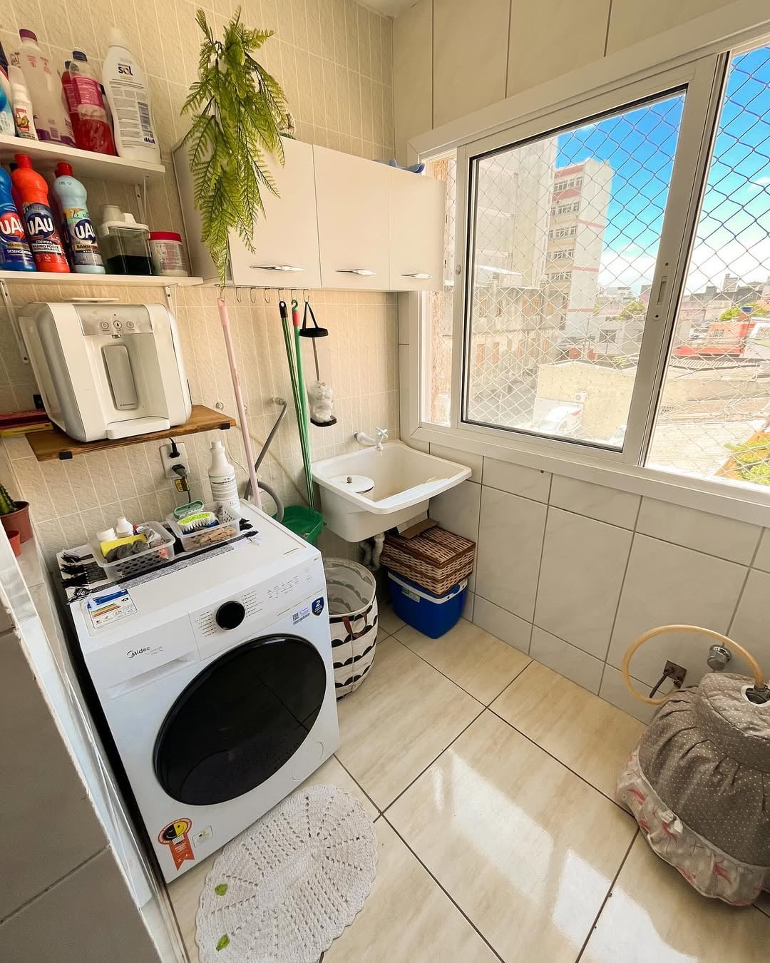 lavanderia pequena planejada vs. pronta