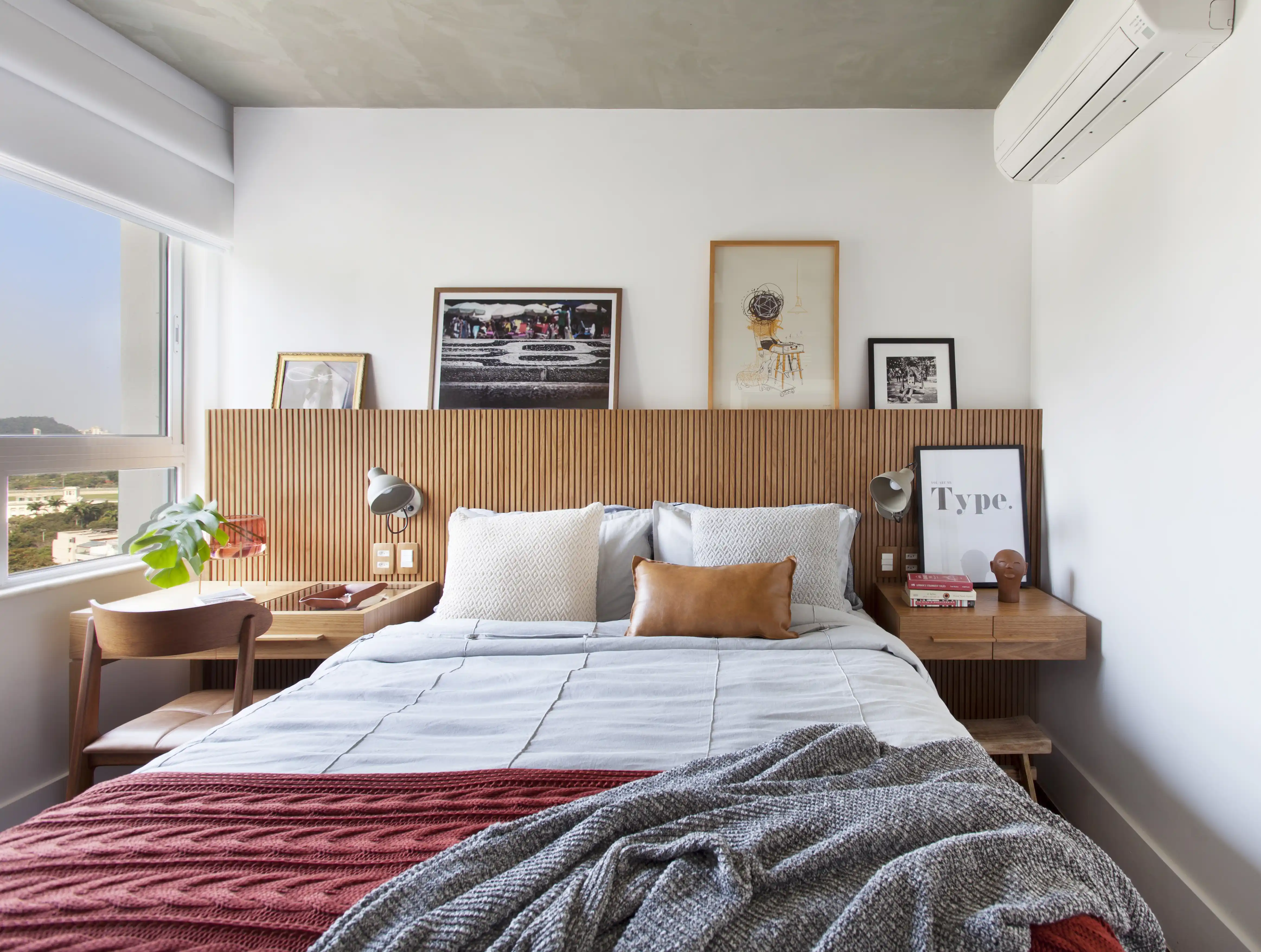 quadros abstratos coloridos vs tons neutros para quarto