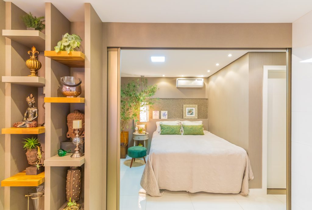 divisória de ambiente para quarto de madeira vs vidro