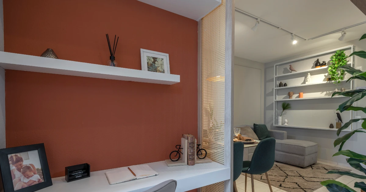 divisória de ambiente para quarto de madeira vs vidro