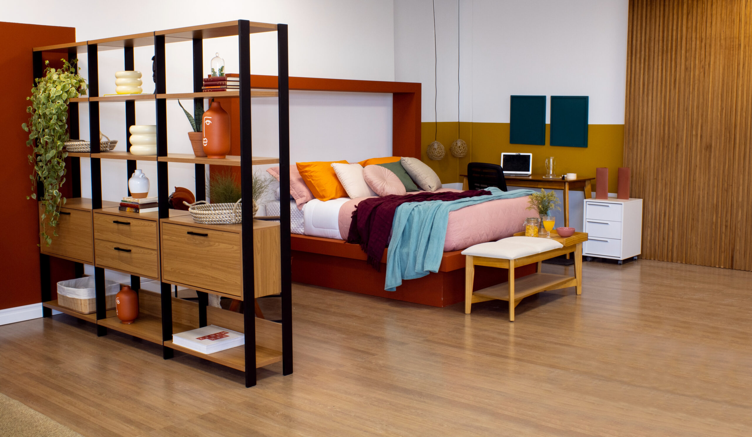 divisória de ambiente para quarto de madeira vs vidro