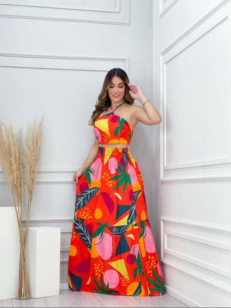 saia longa estampada com tênis