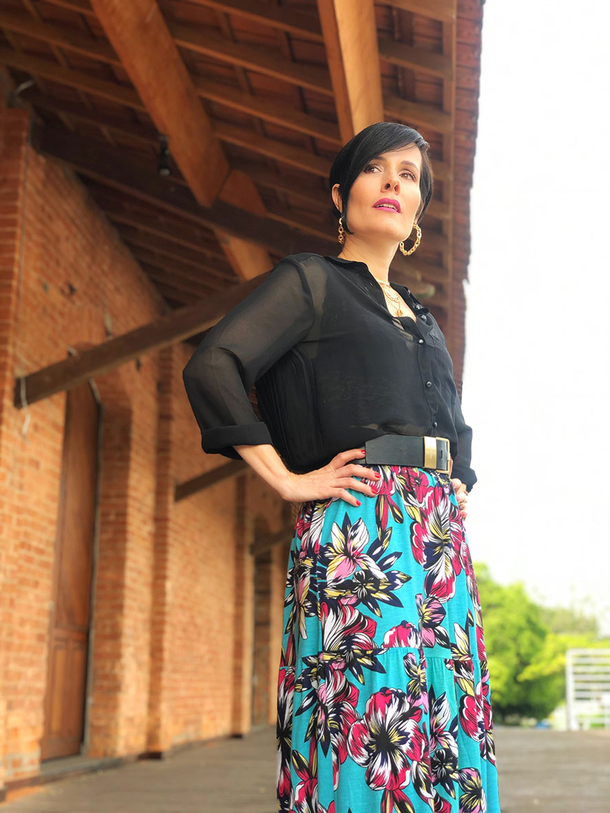 saia longa estampada com tênis