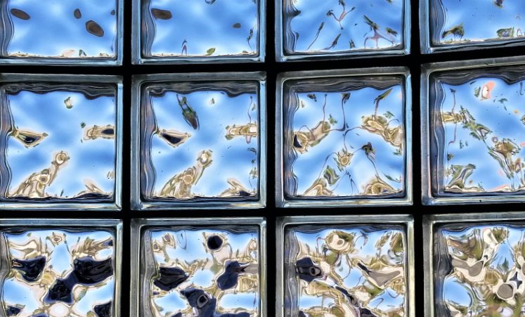 luminária de bloco de vidro vs luminária de mesa tradicional